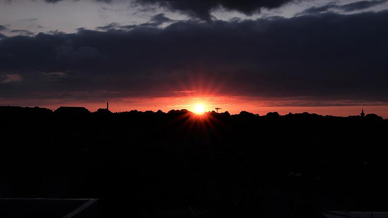 8tes Thalkirchner Gelenksymposium am AKMS - roter Sonnenuntergang vom Dach der AKMS