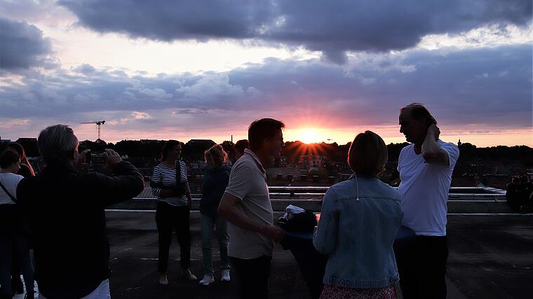 8tes Thalkirchner Gelenksymposium am AKMS - Gespräche beim Sonnenuntergang auf dem Dach der AKMS